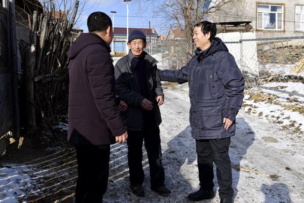 离别前,村民们依依不舍___.jpg